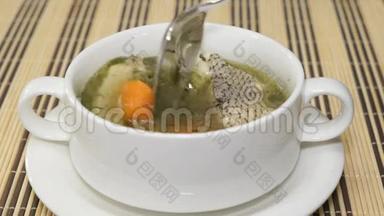 麦<strong>草鱼</strong>的鱼汤是用汤匙在碗里搅拌的